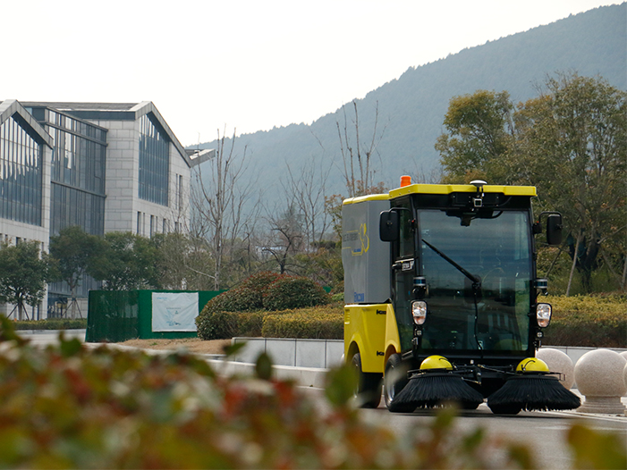 九游会J9官网无人驾驶扫路机在徐州珠山艺术街区作业